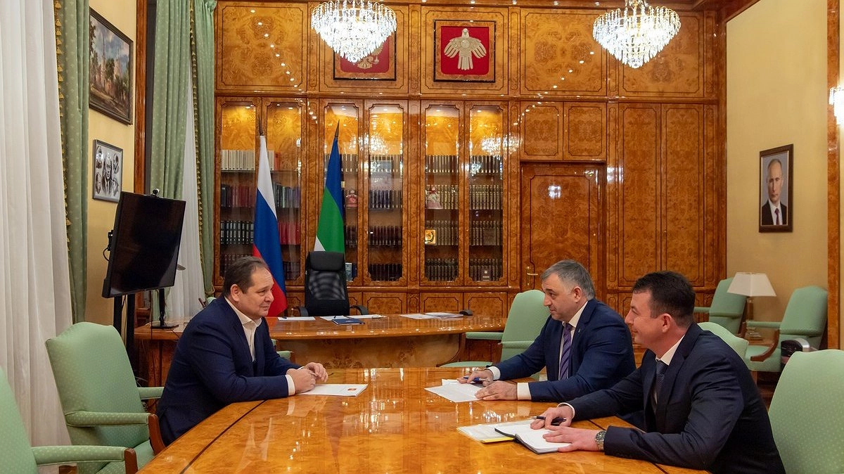 Главная картинка новости: Ростислав Гольдштейн встретился с главами Усинска, Корткеросского и Усть-Вымского районов