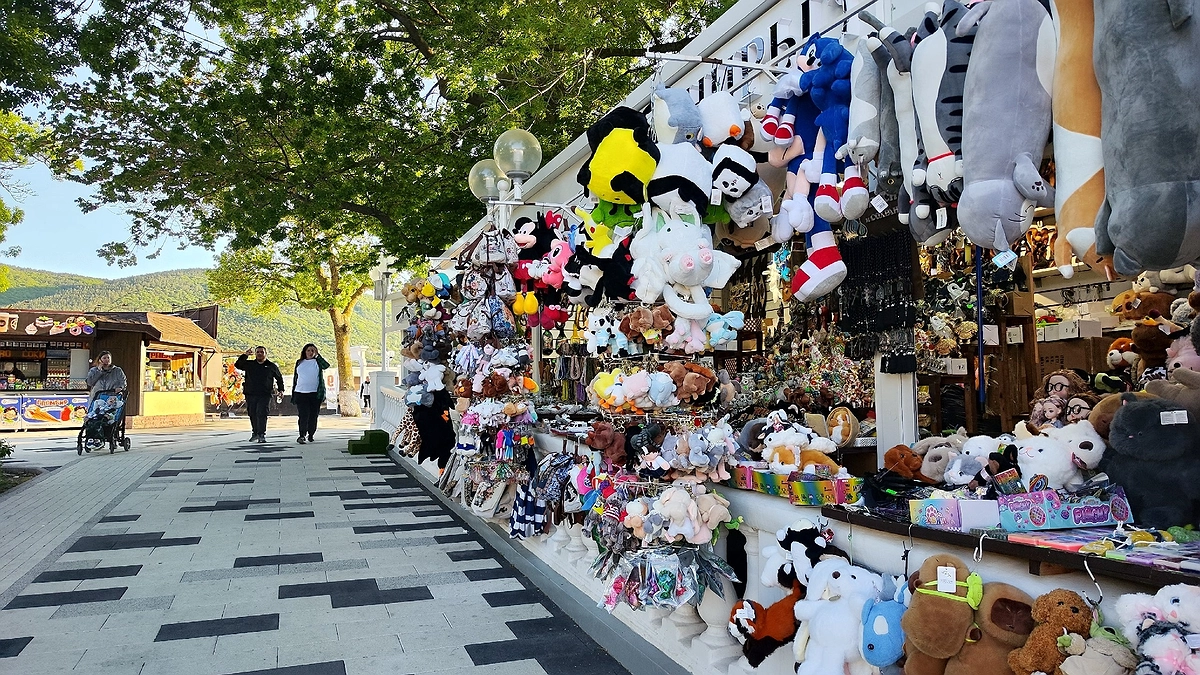 Главная картинка новости: «В этот красивый ад больше ни ногой»: туристы из России поделились честным отзывом об отдыхе в Абхазии в 2025