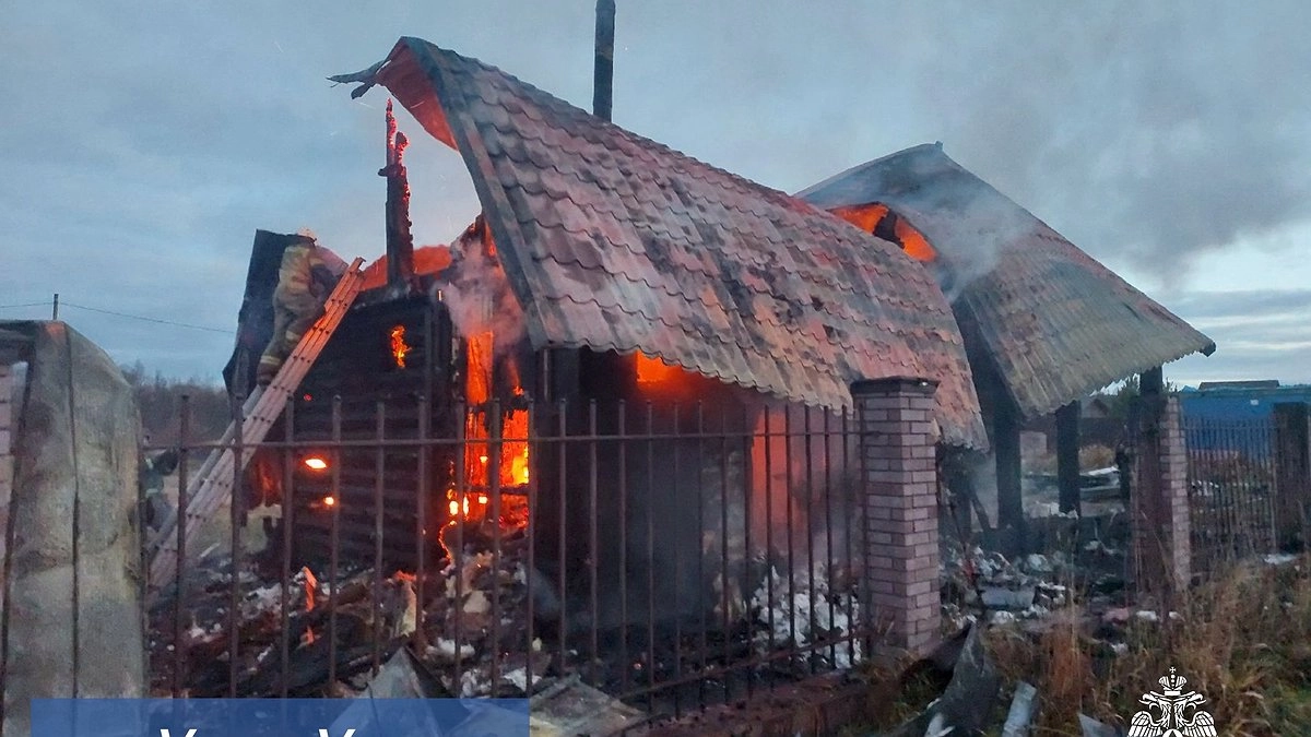 Главная картинка новости: В Коми вспыхнул пожар в жилом доме
