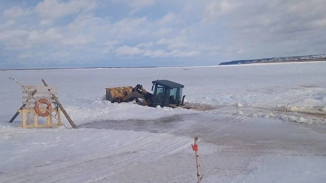 В Коми фронтальный погрузчик провалился под лед на переправе