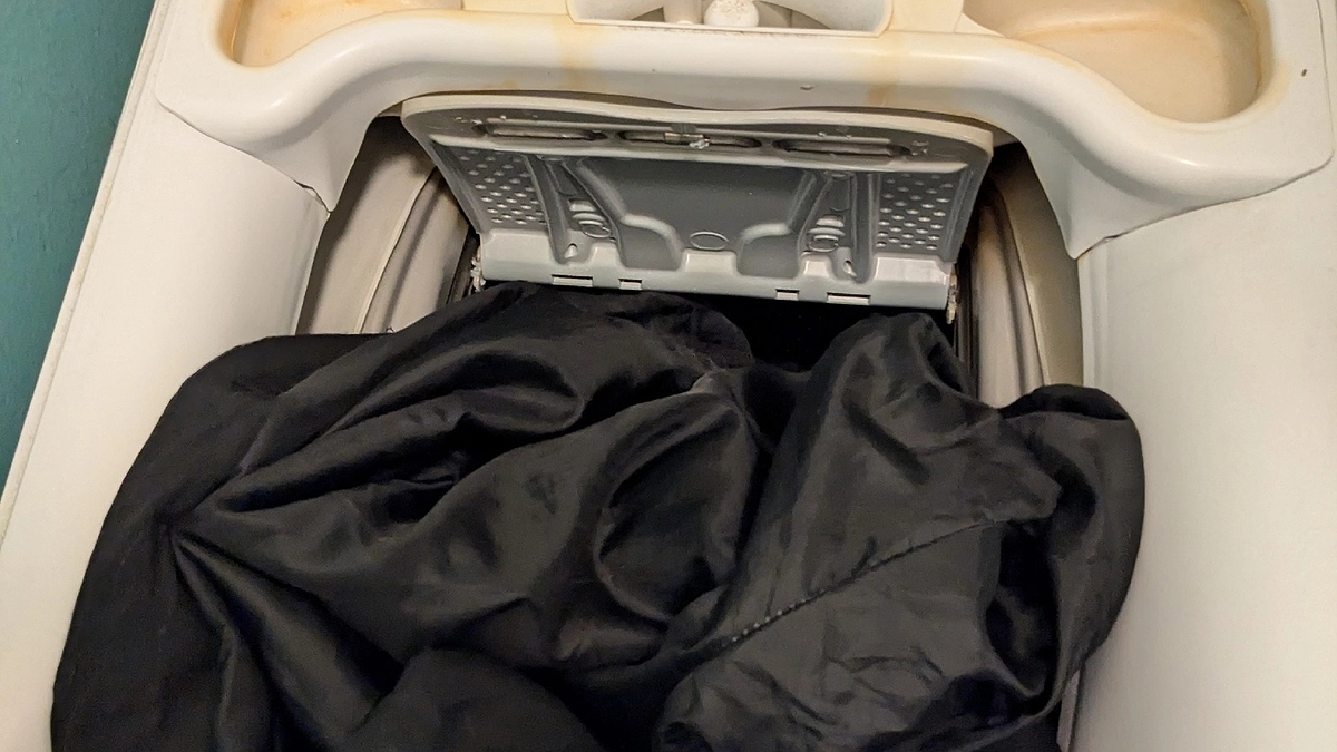 Главная картинка новости: Теперь стираю куртки дома только так: прачка подсказала идеальный способ