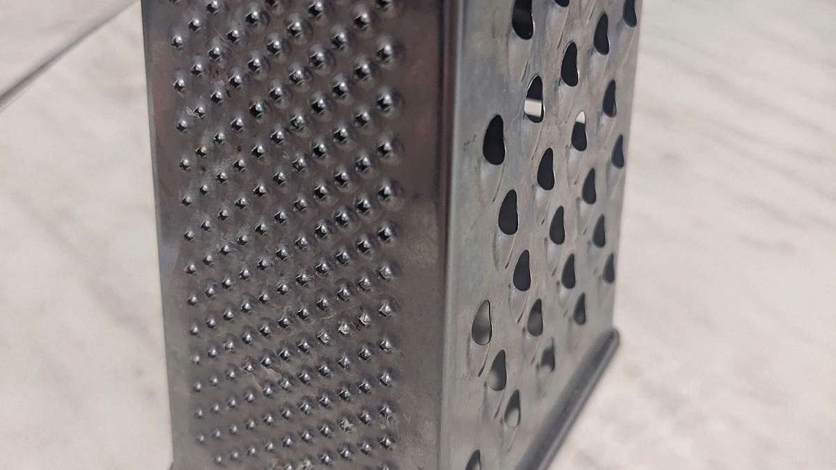 Главная картинка новости: Зачем нужна сторона терки с шипами — загадка для многих: что на самом деле скрывает этот инструмент