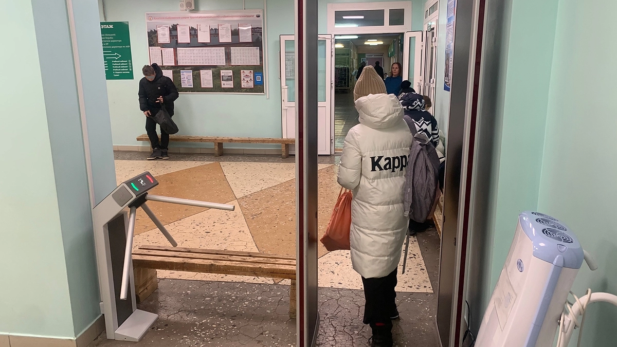 Главная картинка новости: Переход в 10-й класс под запретом: новые условия для российских школьников — родители в ярости