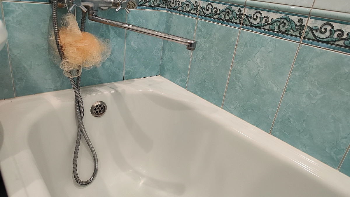 Главная картинка новости: Разводим два колпачка в воде — и ванна как после ремонта: ни налета, ни ржавчины — сияет даже в темноте