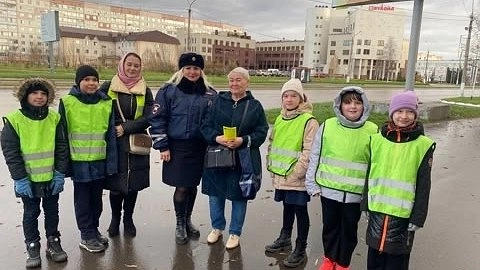 Главная картинка новости: В Усинске школьники напомнили горожанам о правилах дорожной безопасности