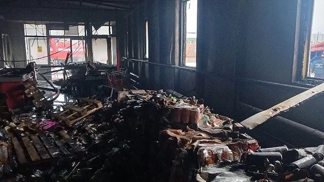 В Усинске загорелся магазин на Промышленной — огонь охватил 100 квадратных метров