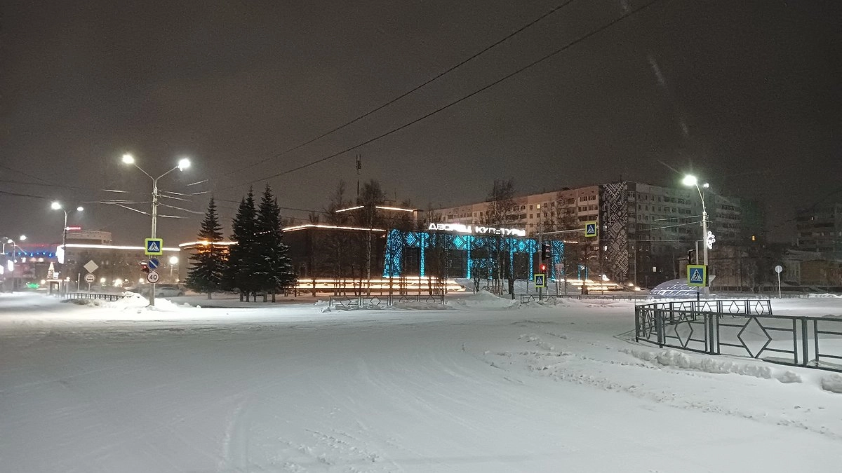 Главная картинка новости: Усинск встречает февраль ясным небом и морозами