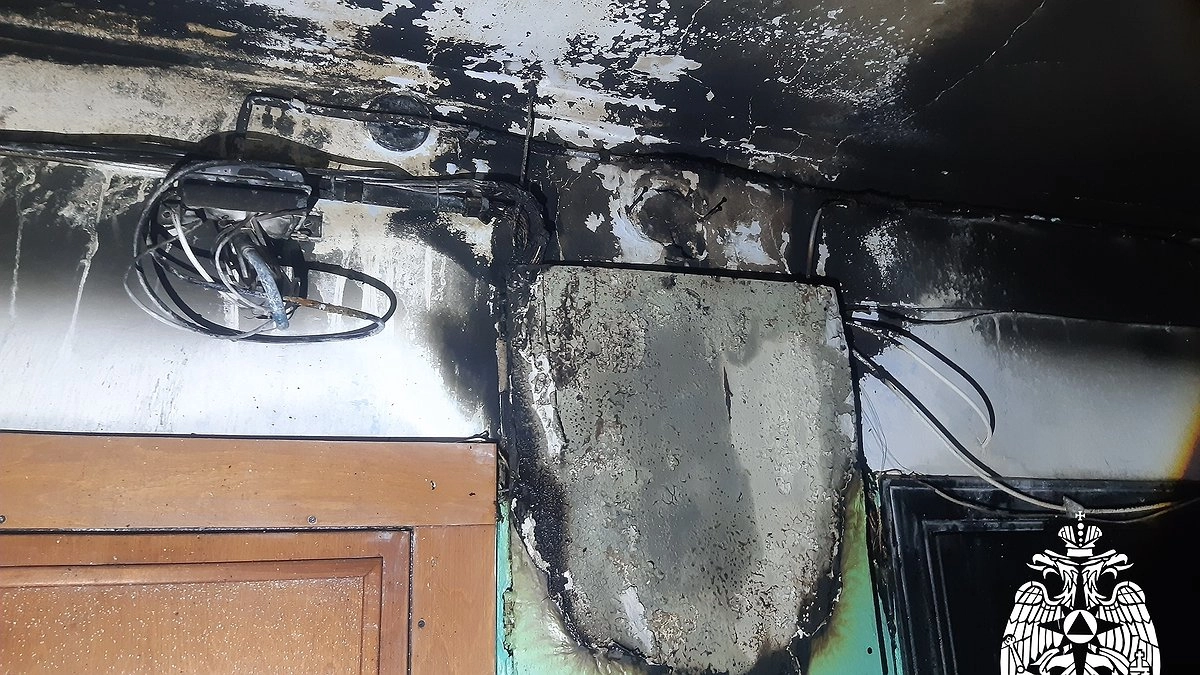 Главная картинка новости: В Коми пожарные вывели из огня 7 человек