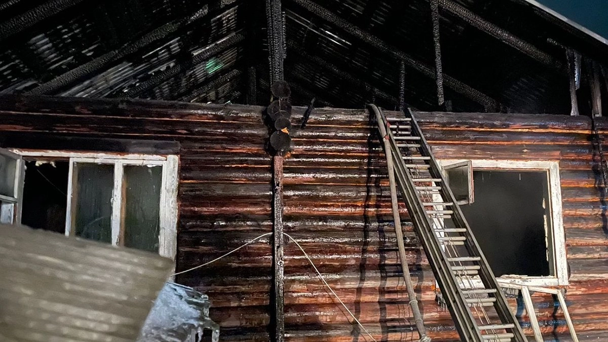 Двое жителей Коми погибли при возгорании частного дома