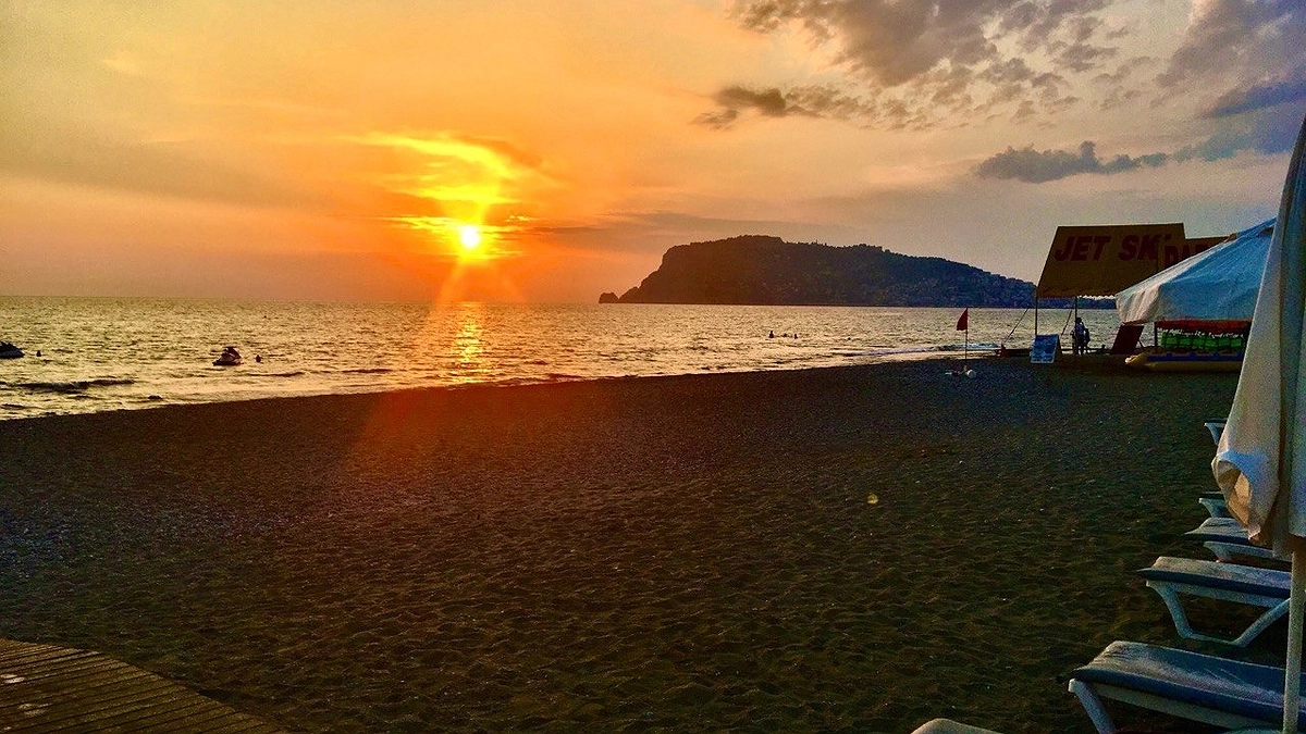 Главная картинка новости: "Купаться невозможно, все сидят на берегу": Черное море выдало неприятный сюрприз отдыхающим