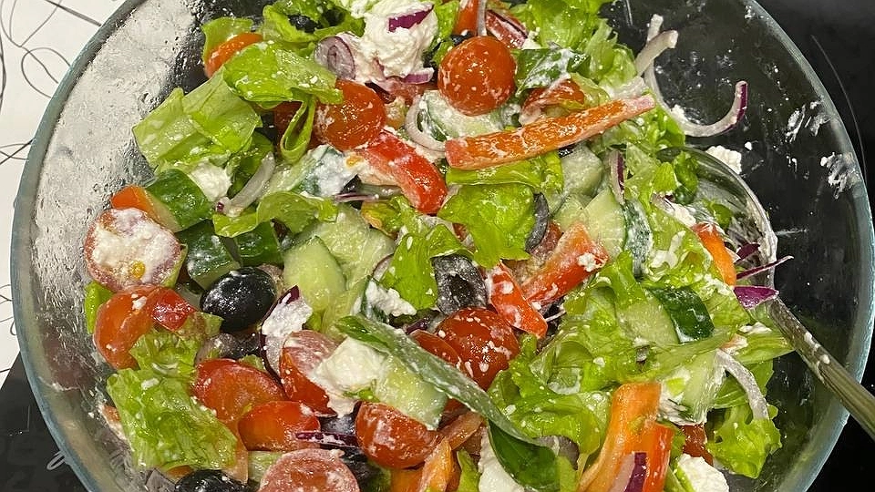 Главная картинка новости: Не просто салат, а нереальный кайф: нарезаем крабовые палочки и смешиваем с сыром — гора вкусноты готова