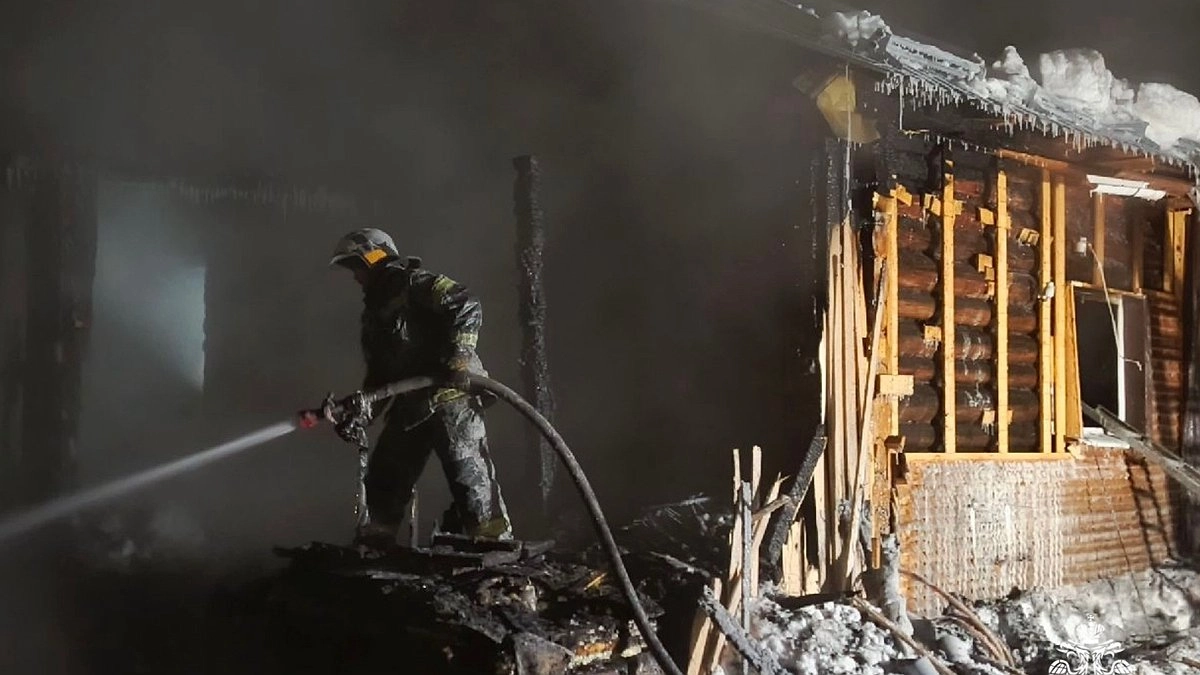 Главная картинка новости: В Коми пожар уничтожил жилой дом на несколько квартир