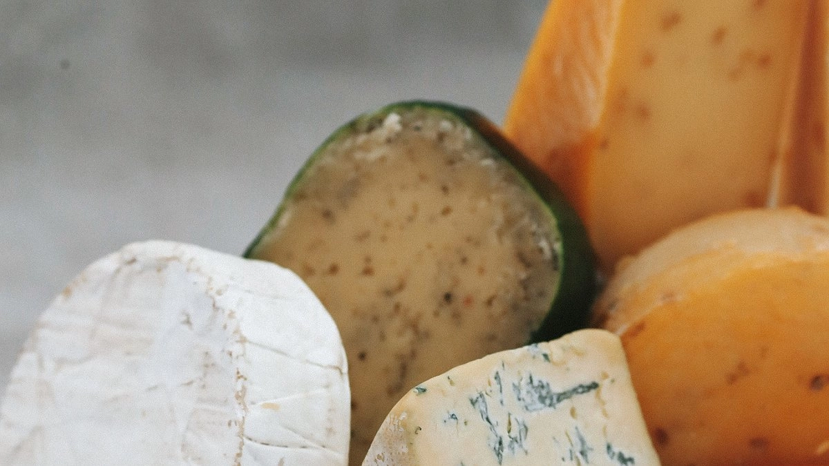 Главная картинка новости: Смешиваем кефир со сметаной — и в холодильник: Спустя 2 дня получаем сочный сливочный сыр