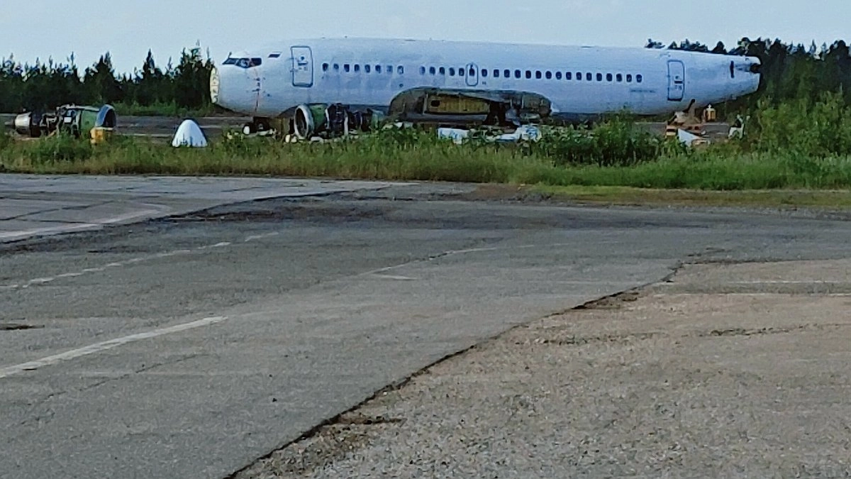 Главная картинка новости: В Усинске начали утилизацию "Боинга", совершившего аварийную посадку 5 лет назад