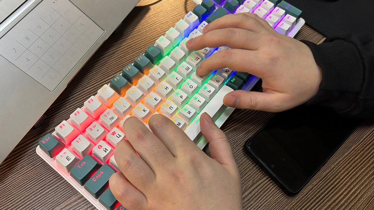 Жителя Усинска обманули на сотни тысяч через фальшивую платформу