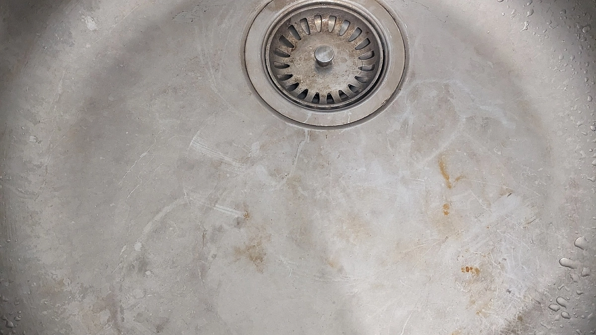 Главная картинка новости: Уходя из дома, заливаю подсолнечное масло в раковину - результатом довольна как слон