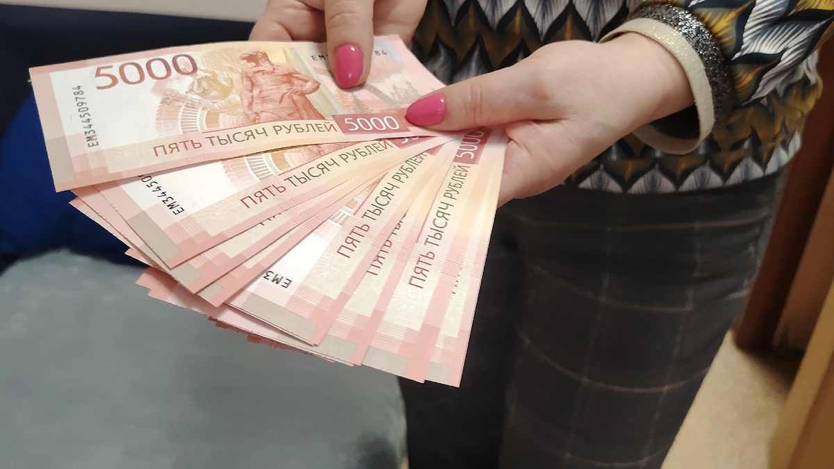 Главная картинка новости: В апреле Центробанк изымет 5-тысячные купюры, которые есть в закромах у россиян