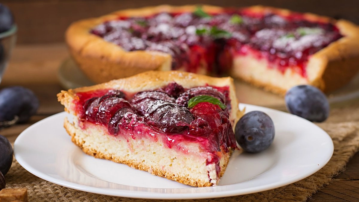 Смешала творог и сметану — и поставила в духовку: получилась сочная запеканка — без муки, сахара и манки