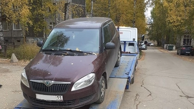 Главная картинка новости: В Коми арестовали два автомобиля должницы по кредитам