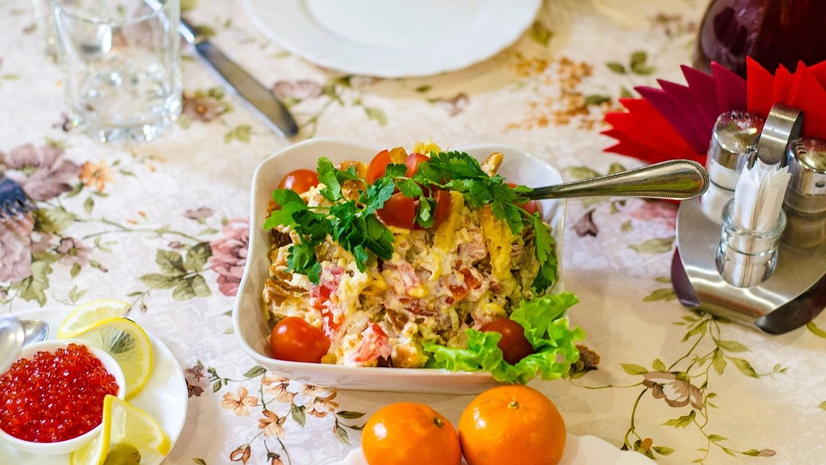 Главная картинка новости: За десять месяцев 2024 года жители Коми потратили в ресторанах и барах 13,8 млрд рублей