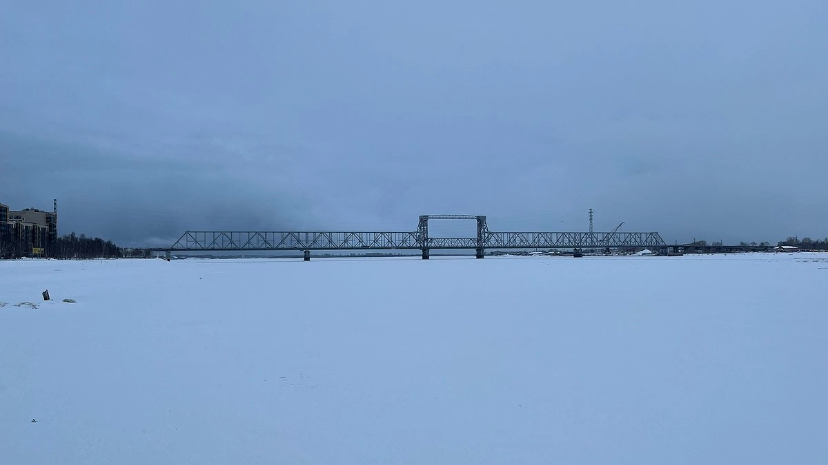 Главная картинка новости: В Усинске ввели ограничения на аварийном мосту через Колву