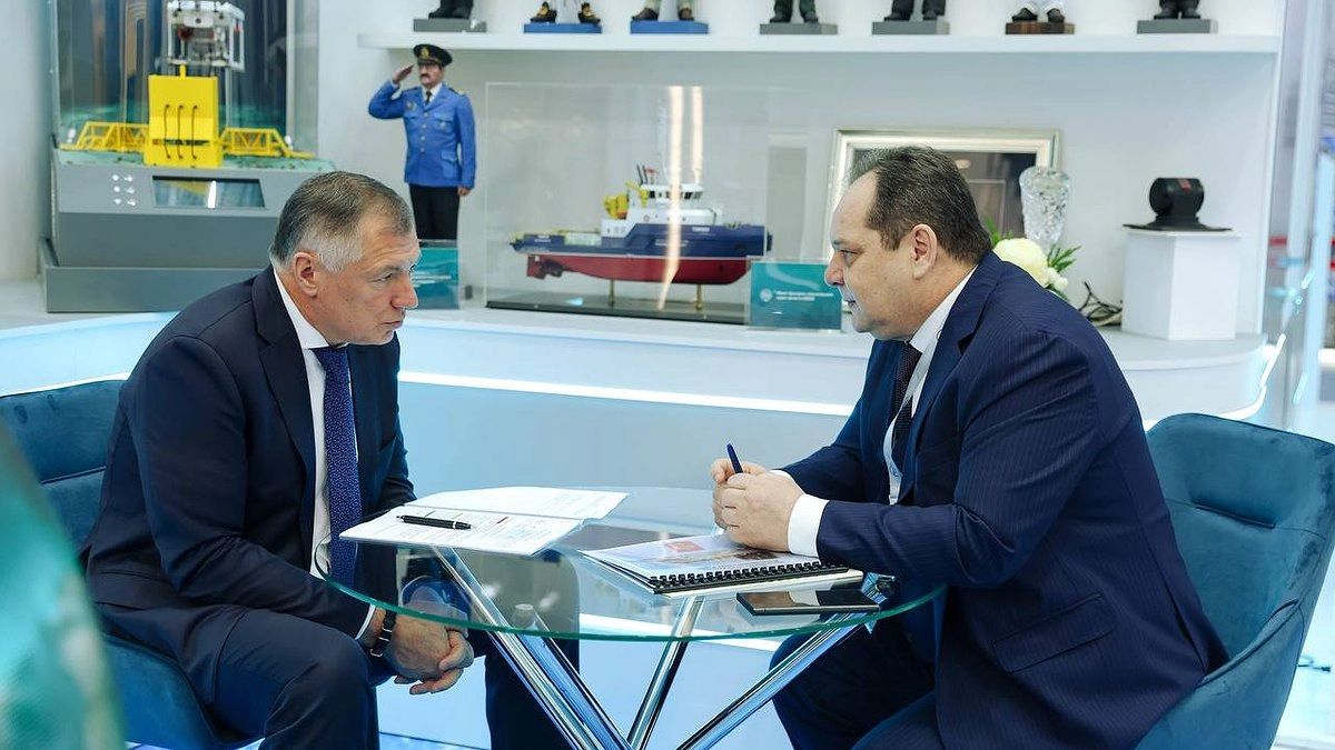 Главная картинка новости: Хуснуллин обсудил с руководством Коми развитие инфраструктуры региона
