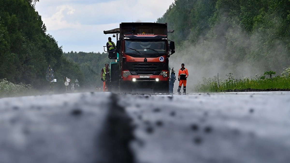 Главная картинка новости: Глава Коми лично проверил ход ремонта ключевой автодороги Сыктывкар – Кудымкар