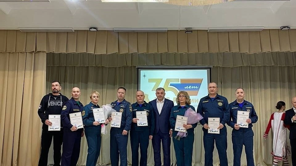 Главная картинка новости: Усинские спасатели отмечены наградами за героизм и преданность долгу