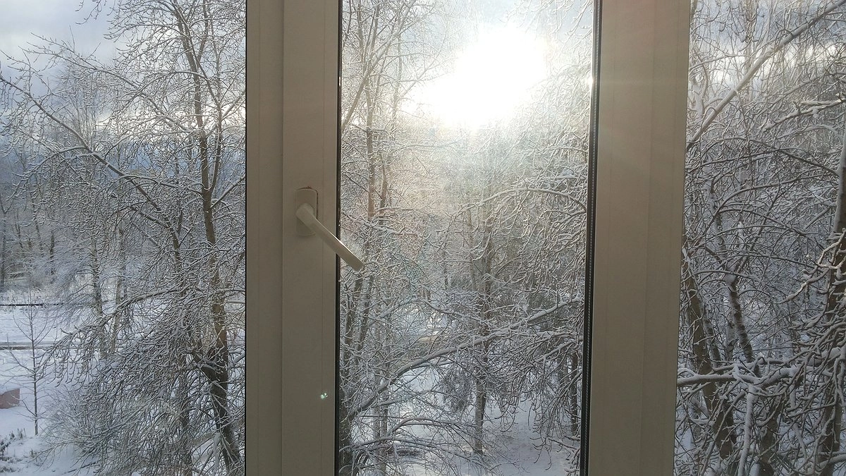 Главная картинка новости: Не мусор, а спасение от сквозняков: приклеили моментально, и окна герметичнее новых — не продувают даже в метель
