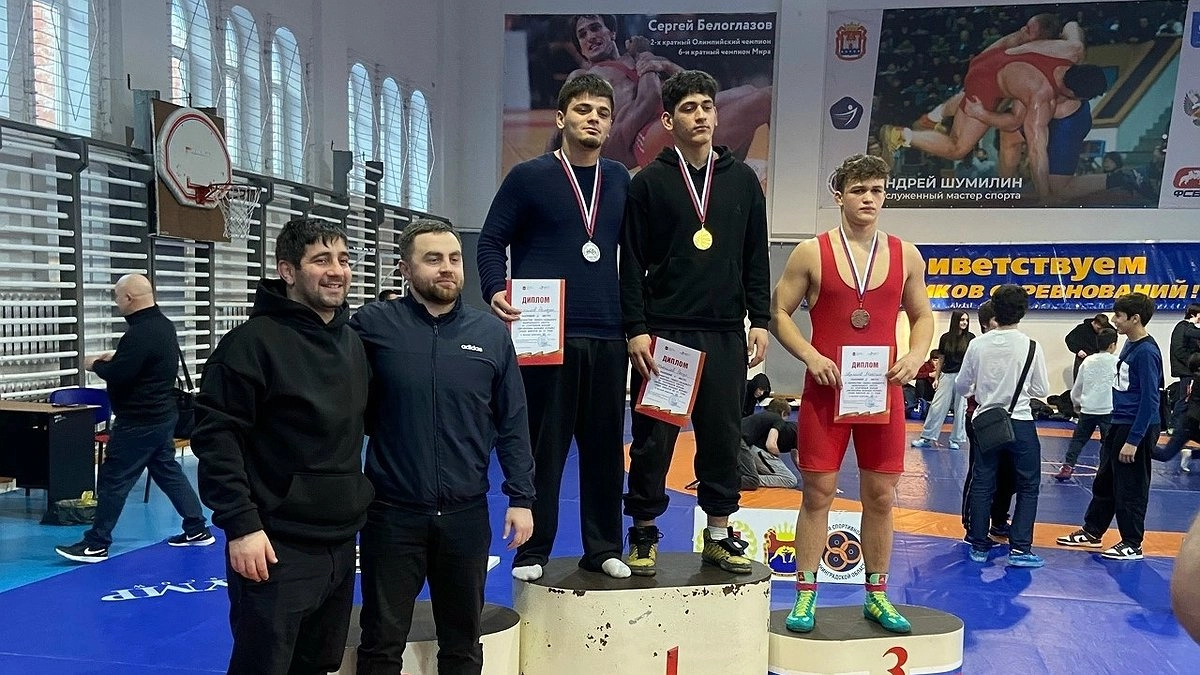 Главная картинка новости: Усинцы встали на пьедестал первенства СЗФО по вольной борьбе