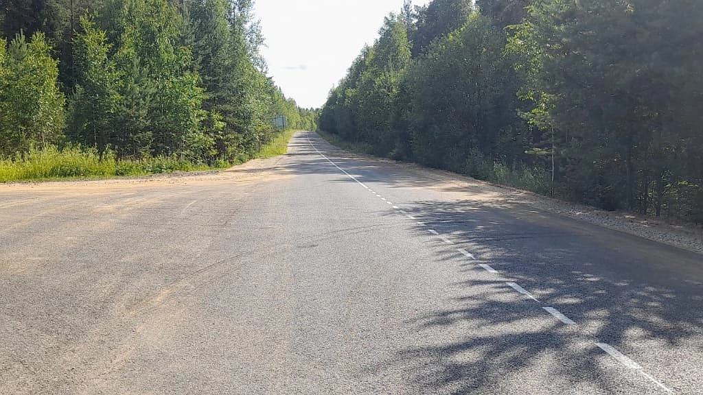 В Коми обновляют почти шесть километров дороги к границе с Кировской областью