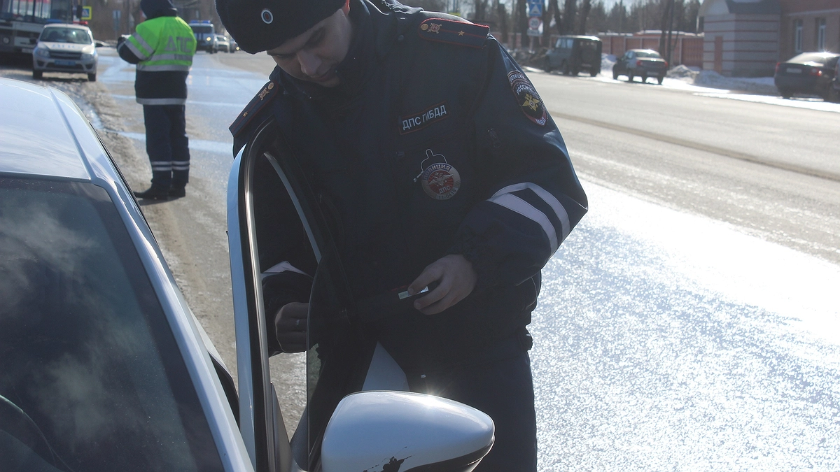 Главная картинка новости: С 30 июня - новое правило вводится для всех, кто водит автомобиль. Теперь строгий запрет