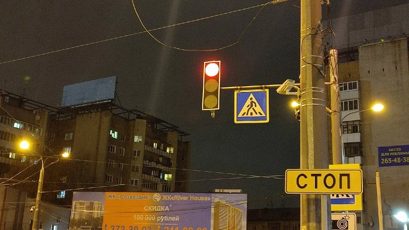 Главная картинка новости: ГАИ пояснила - что нужно делать, если уже пересекли стоп-линию и загорелся красный сигнал светофора 