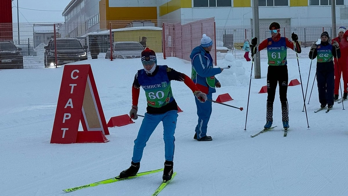 Главная картинка новости: Усинск дал старт зимнему сезону: более 40 спортсменов вышли на лыжню