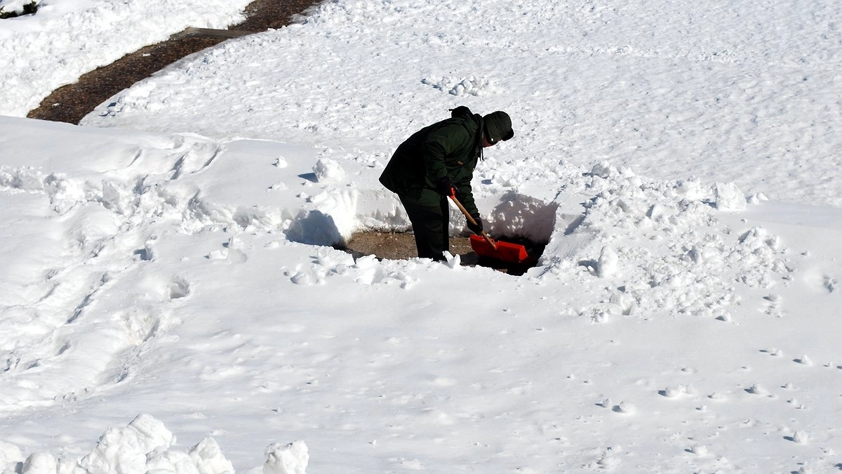Прикрепили к лопате — и расчистили снег в 5 раз быстрее: народная «разработка» дает фору снегоуборщикам