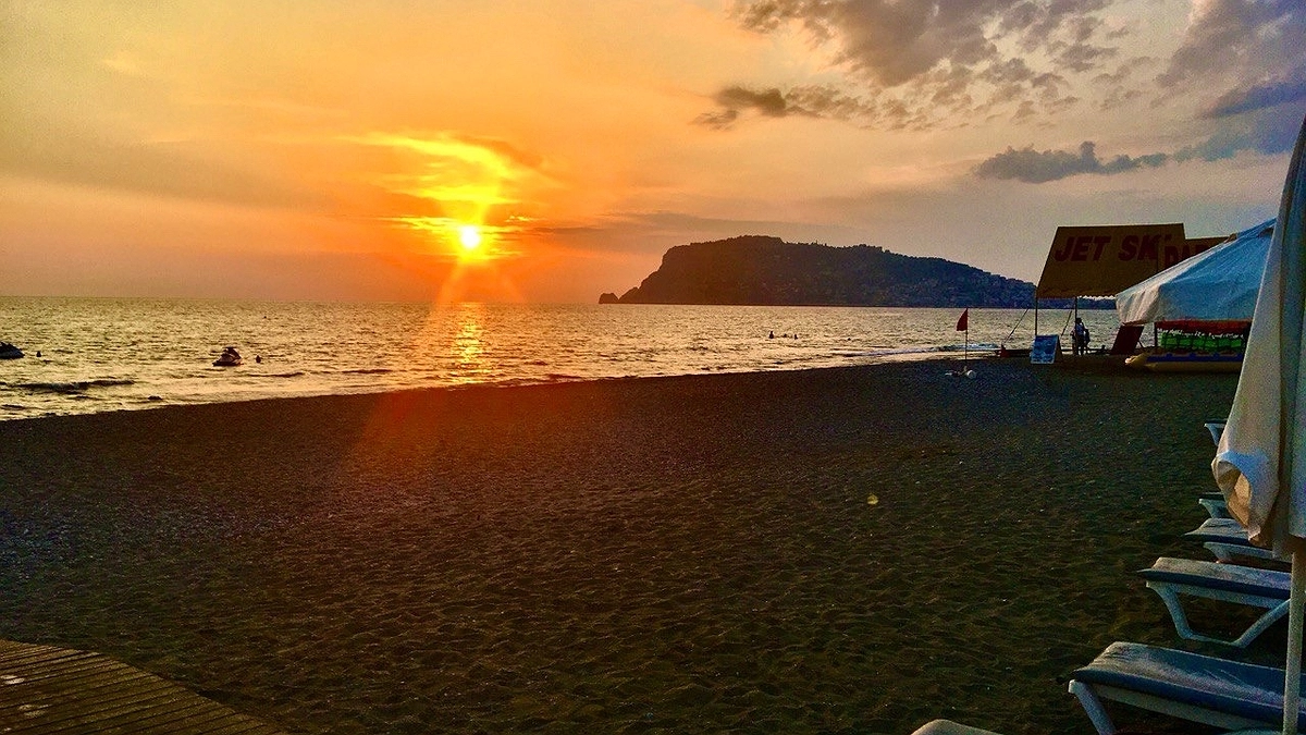 Этот курорт не зря в народе называют русской Италией: абсолютно чистые пляжи и лазурное море за копейки