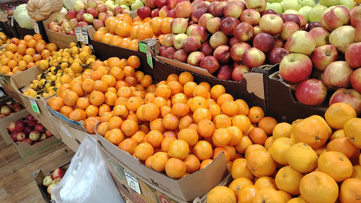 Главная картинка новости: Хитрые продавцы выбирают мандарины себе домой лишь так: запоминайте 3 приема