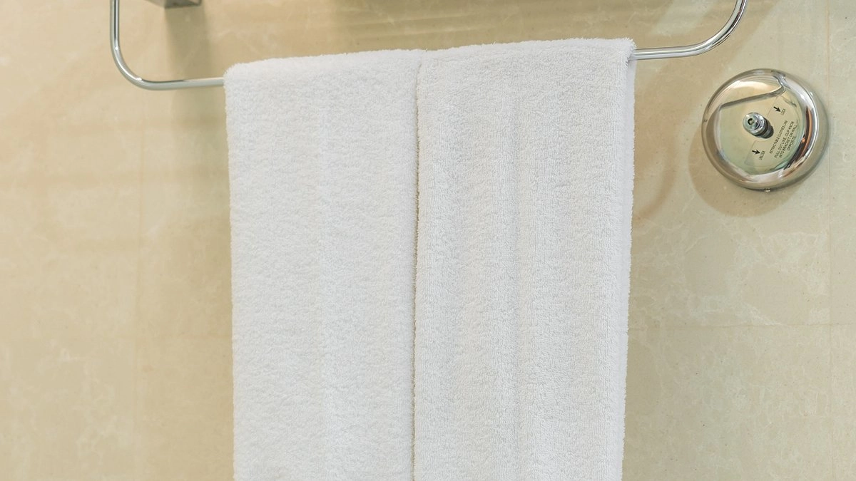 Кладу кухонные полотенца и прихватки на ночь - уже утром ни одного пятнышка: даже старый жир исчезает без следа