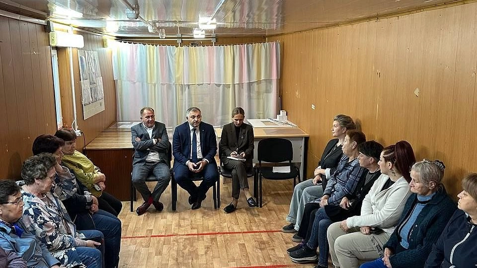 Главная картинка новости: Николай Такаев провёл встречу с жителями Усинского округа