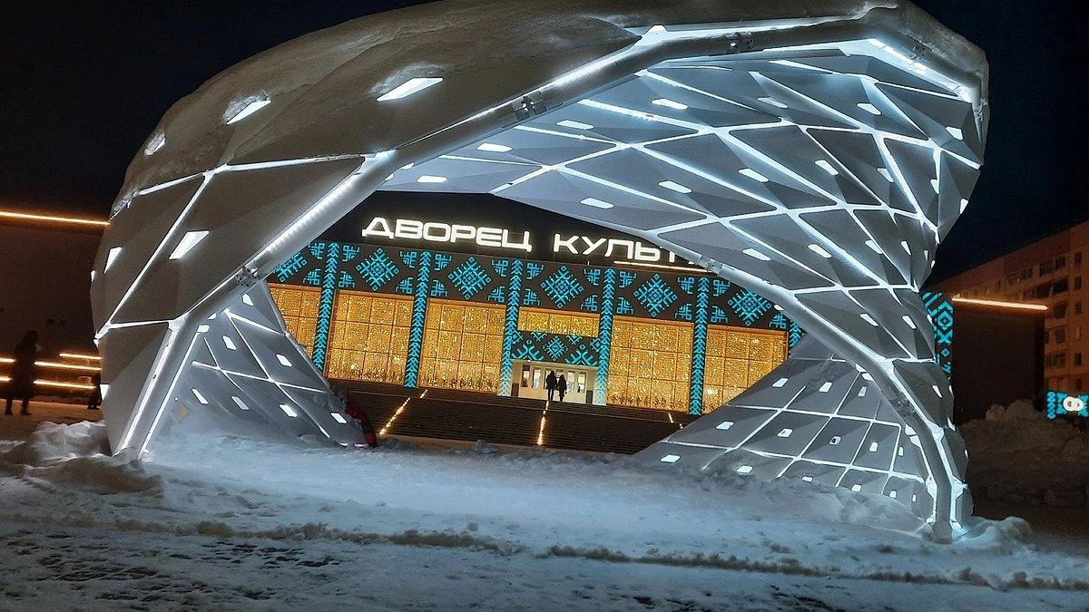 Главная картинка новости: Усинск укутан в зимнюю пелену: город встречает день с легким снегом и минусовой температурой