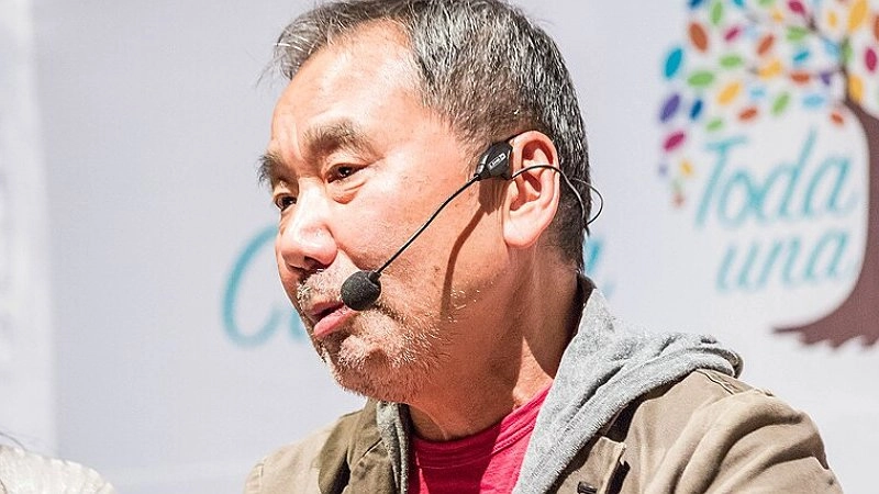 Каких людей нельзя впускать в свой дом, даже если это родственники: умная цитата Харуки Мураками