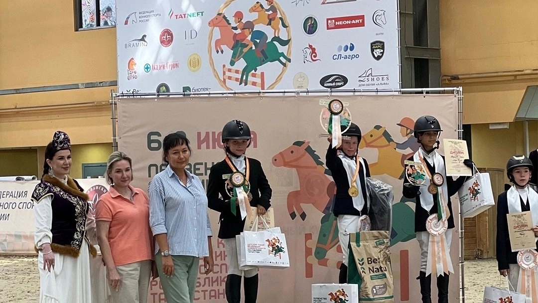 Главная картинка новости: Юная наездница из Коми завоевала серебро на первенстве России 