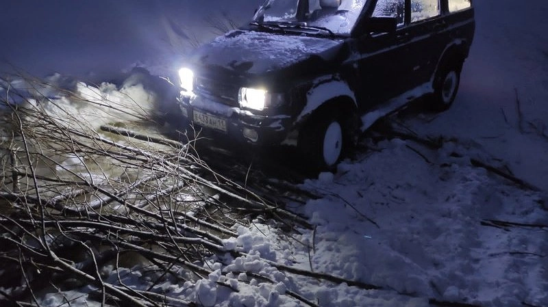 Под Усинском три "Бурана" вытаскивали автомобиль из промоины на зимней переправе