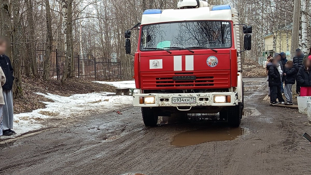В Усинске эвакуировали 15 человек из-за пожара в жилом доме