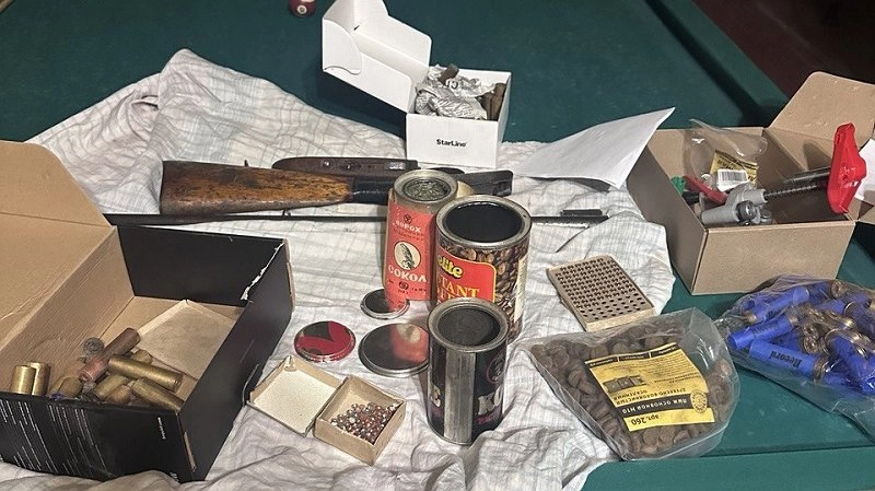 Главная картинка новости: Полицейские обнаружили порох, патроны и ружье в гараже жителя Коми