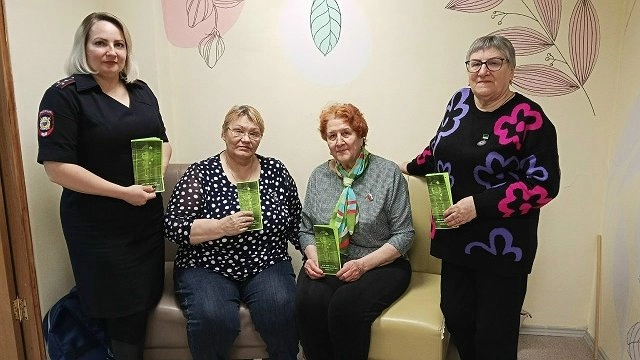 Главная картинка новости: В Усинске инспектор ДПС рассказала пенсионерам о зимней безопасности на дорогах