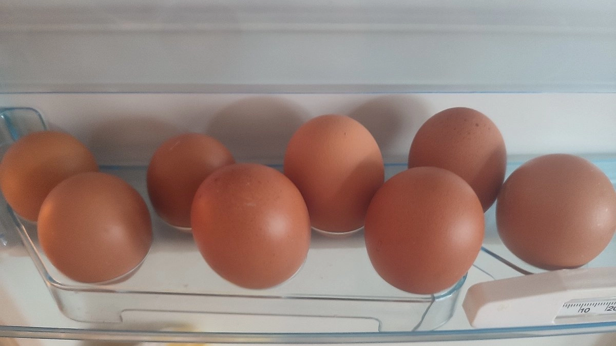 Главная картинка новости: Опытные продавцы выбирают яйца себе домой только так - запоминайте 2 приема