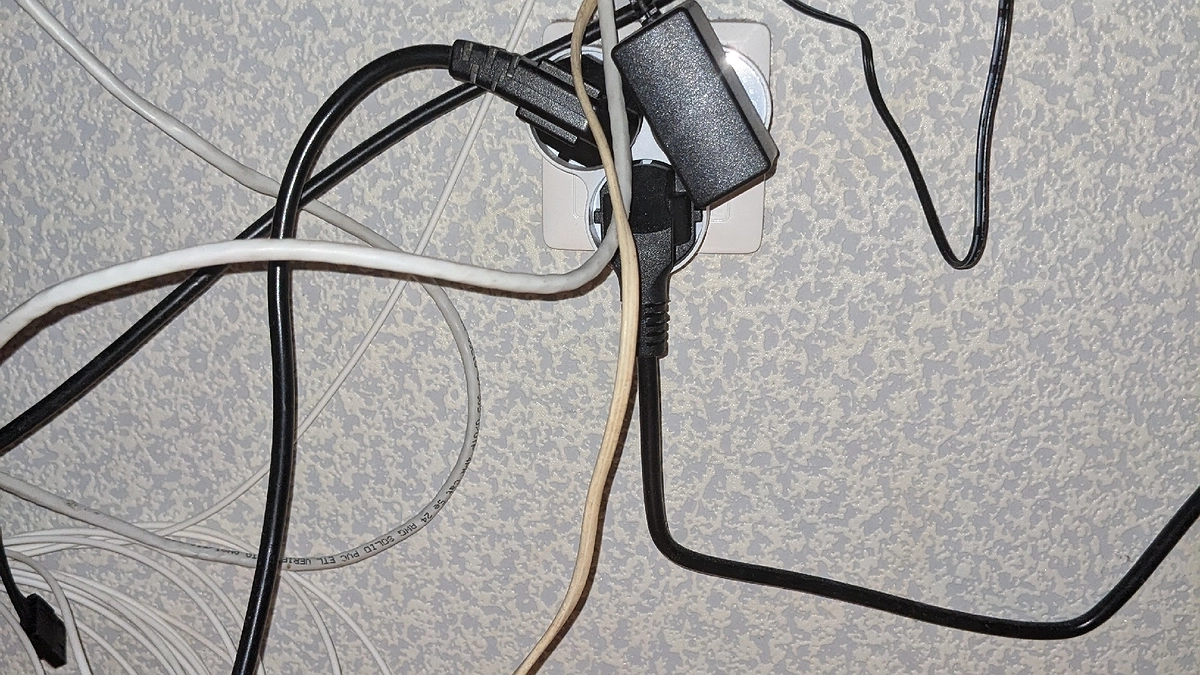 Главная картинка новости: Зарядку телефона нельзя оставлять в розетке: эксперты рассказали почему