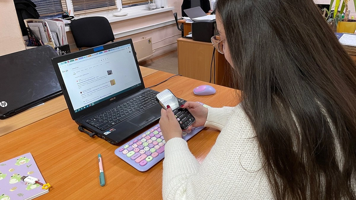 Главная картинка новости: В Коми прохожий нашел чужой телефон и попал под уголовное дело