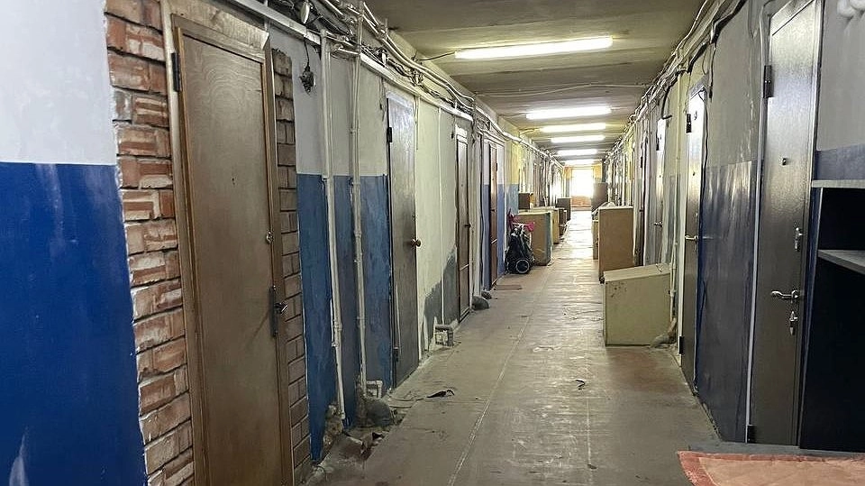 Главная картинка новости: Житель Усинска напал с ножом на соседа по общежитию